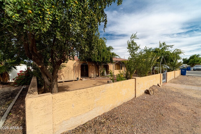 Building Photo - 2416 E Clarendon Ave