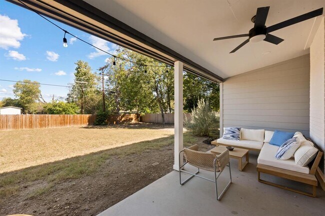 Building Photo - 1006 Hollybluff St