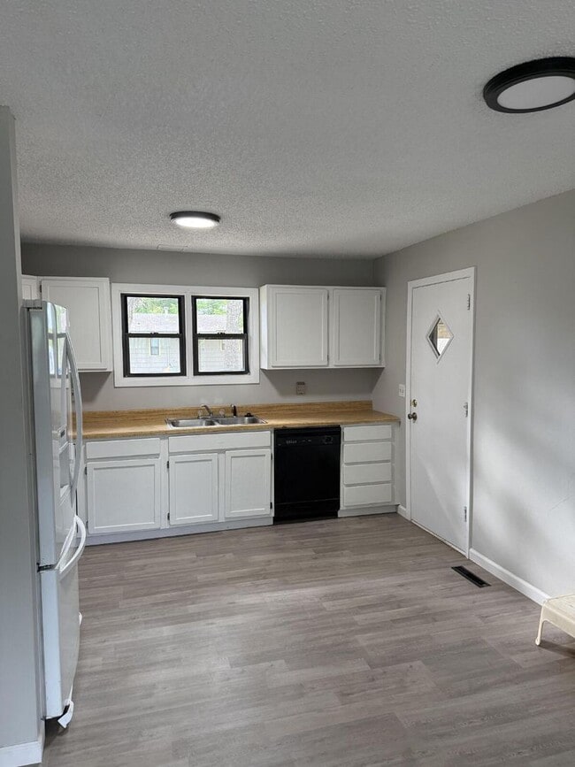 Building Photo - "Charming 4-Bedroom with 2 Baths in Topeka...