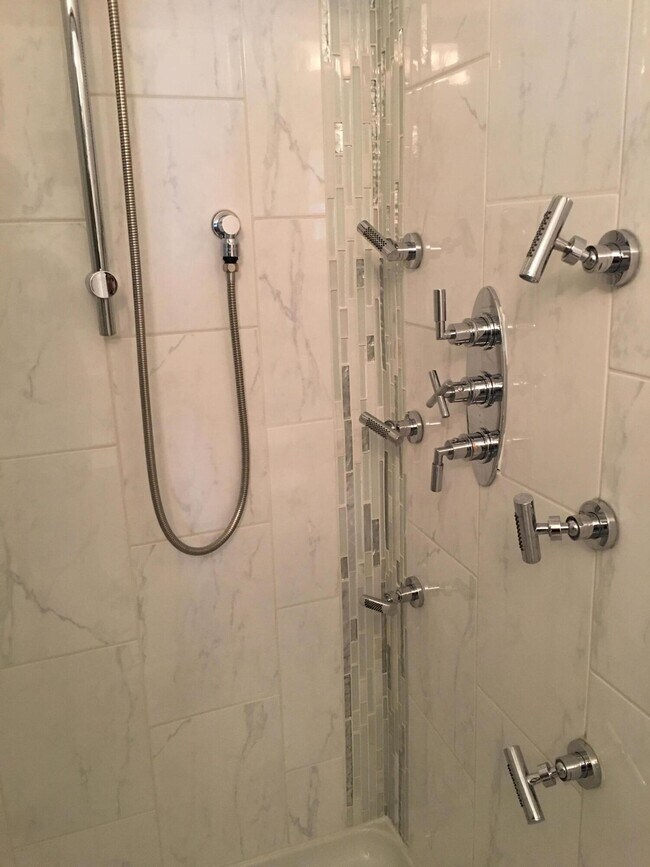 Building Photo - 330 S Main St