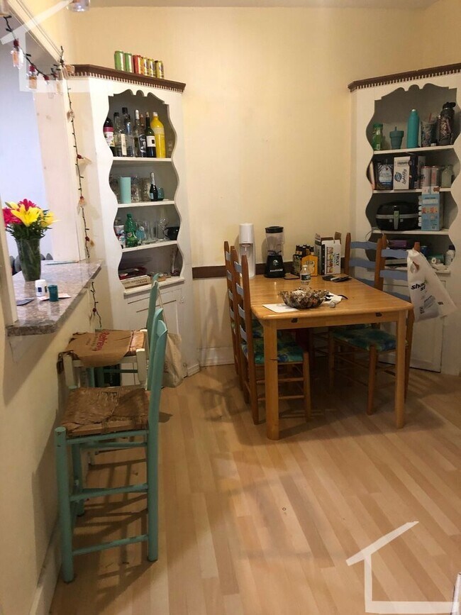 Building Photo - 4bed-1.5bath Egmont St. Apartment with Heat/Hot Water Included!