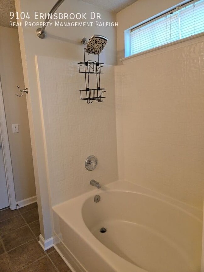 Building Photo - 9104 Erinsbrook Dr