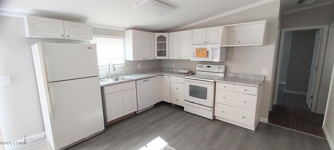 Building Photo - 6 Hickory Hill Rd