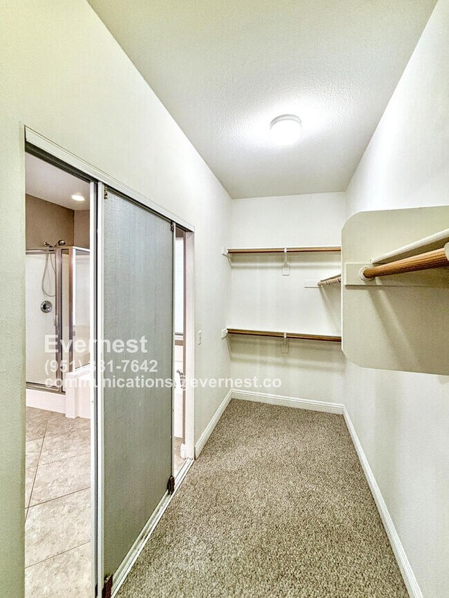 Building Photo - Beautiful 3-Bedroom Home with Fireplace an...