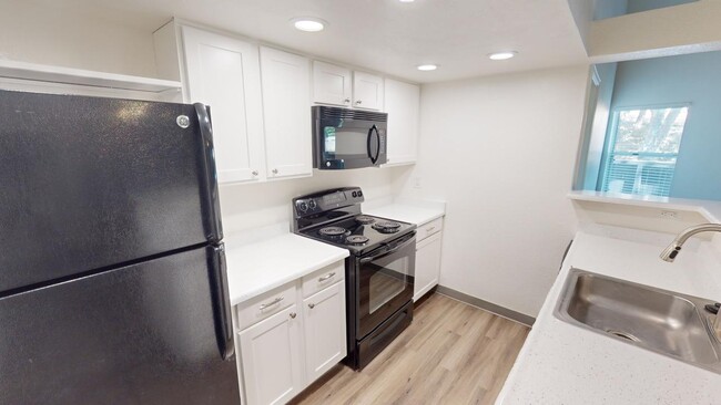 Standard Kitchen - Copper Hill Apartments