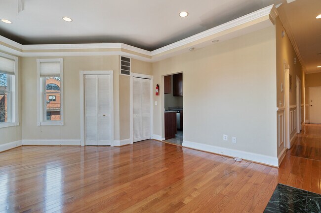 Building Photo - 807 G St NE