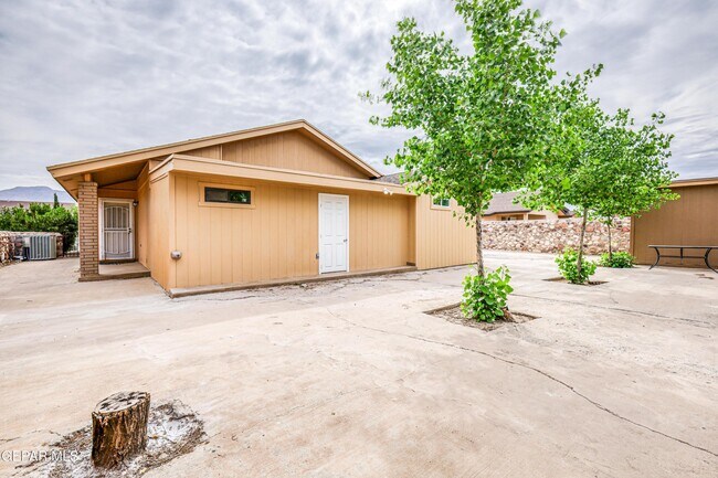 Building Photo - 5733 Saplinas Rd