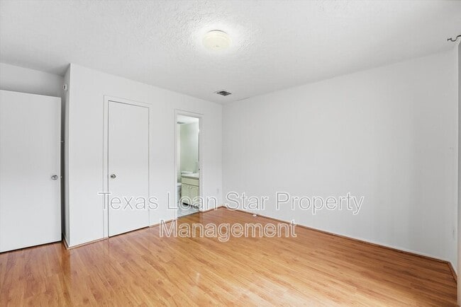 Building Photo - 12447 Sharpview Dr