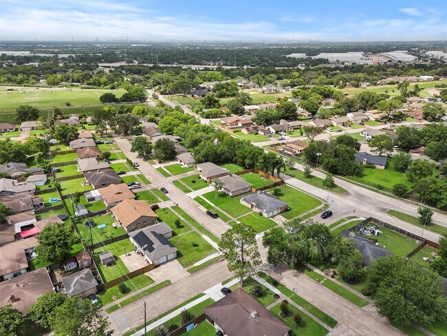 Building Photo - 15439 Indian Woods Dr