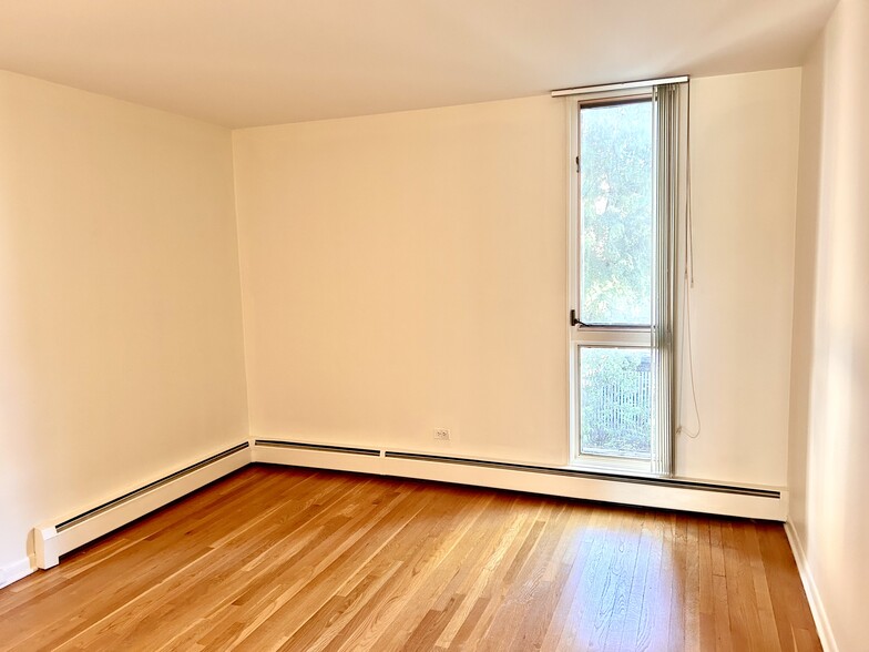 Bedroom - 5435 N Artesian Ave