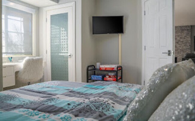 Building Photo - Racquet Club West, FURNISHED, Seasonal OR Long Term