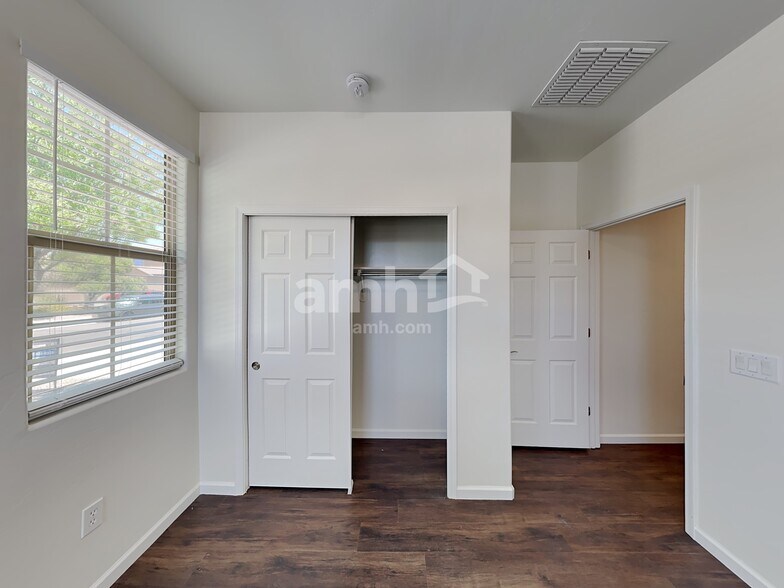 Building Photo - 10824 N Avenida Vallejo