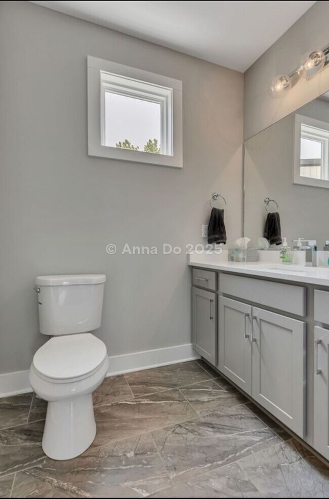 Building Photo - 809 21st Ave N