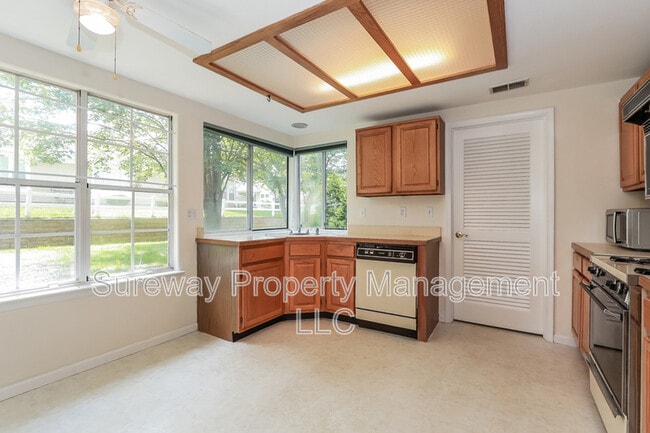 Building Photo - 1042 A Canterbury Dr