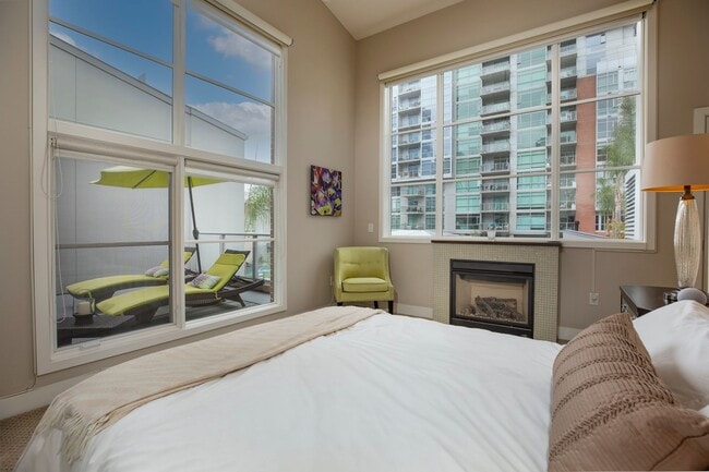 Building Photo - Modern Townhome Living in the Heart of Dow...
