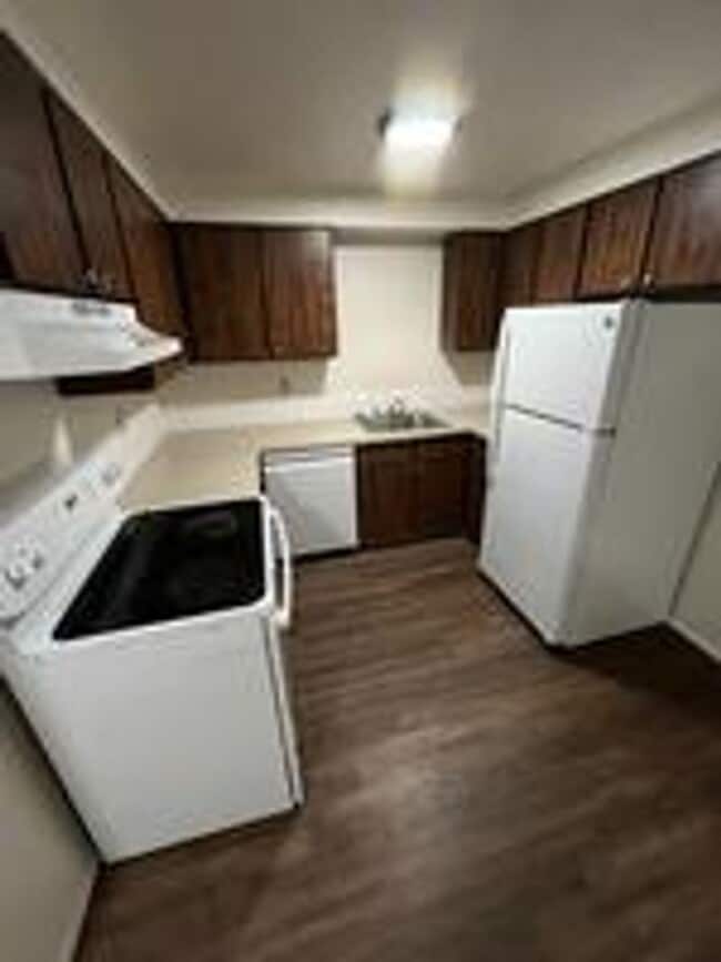 Building Photo - Charming Pet Friendly 2 Bedroom Duplex With Fenced Yard In Quiet Neighborhood!