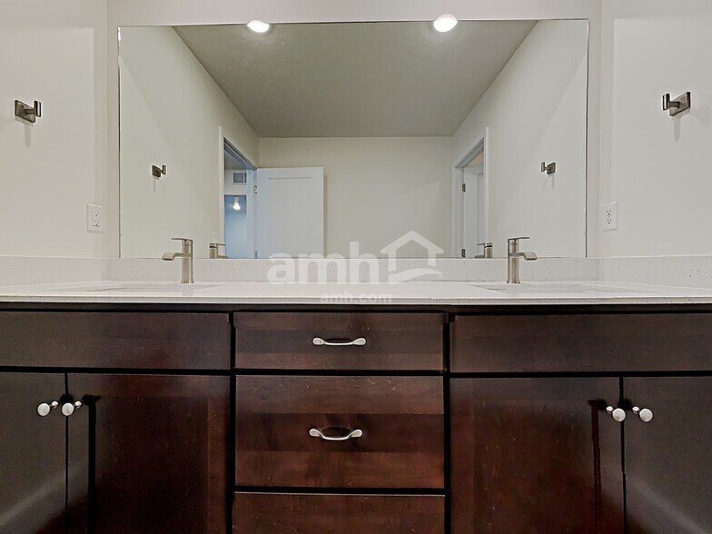 Building Photo - 933 N Barkvine Ave