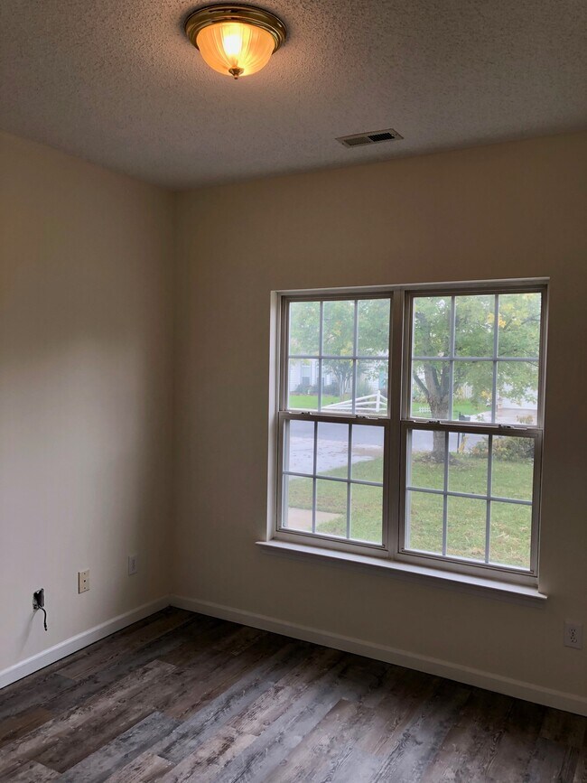 Building Photo - 12045 Evergreen Hollow Dr