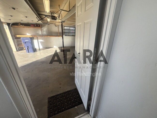 Building Photo - 9111 Parakeet Dr