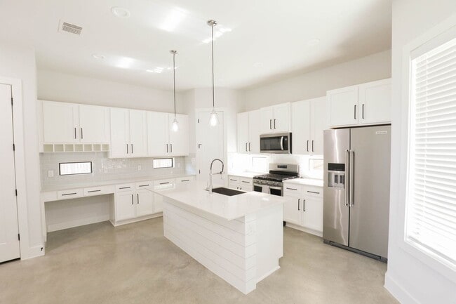 Building Photo - 1309 Cometa St