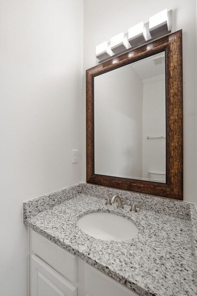 Building Photo - Beautiful Matthews Townhome with Updated Interior & Community Pool