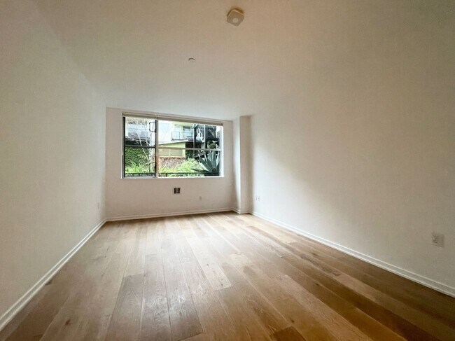 Building Photo - Dogpatch: Exceptional 1 Bed 1.5 Bath Condo @ Esprit Park with Garage Parking and Storage