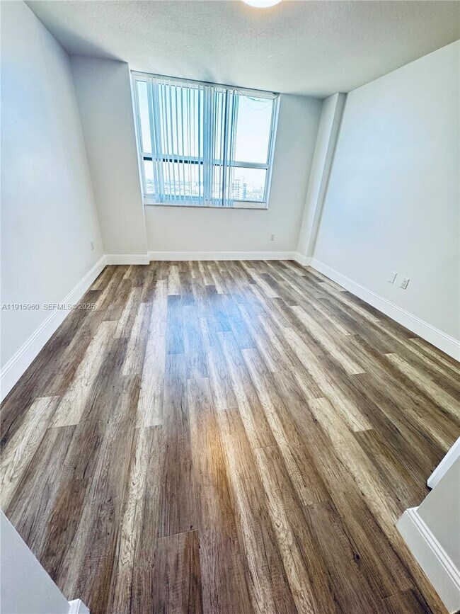 Building Photo - 19501 W Country Club Dr