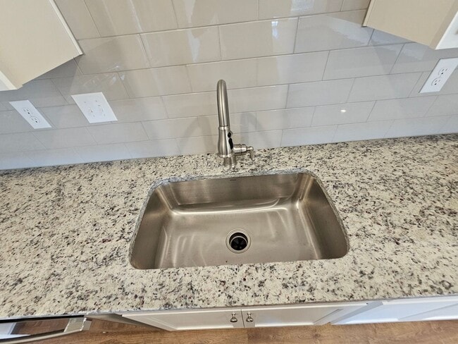 Building Photo - Like New Town Home in Kellerton Place, Monroe!