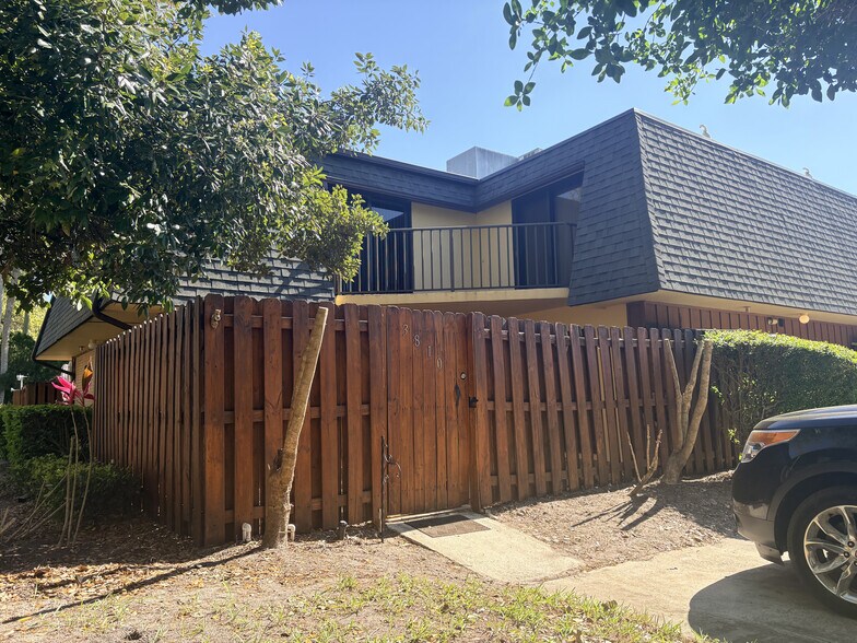 Building Photo - 3810 Saxon Dr
