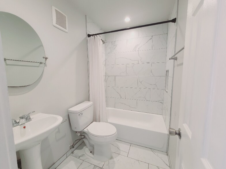 Building Photo - 1108 W 110th St