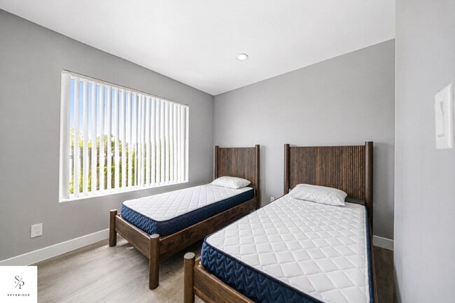 Building Photo - Furnished 5-Bedroom Home Near the 57 & 60 — Ideal for Roommates or Students