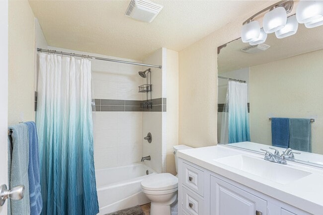 Building Photo - Furnished 2 bedroom, 2 bath, with AC and p...