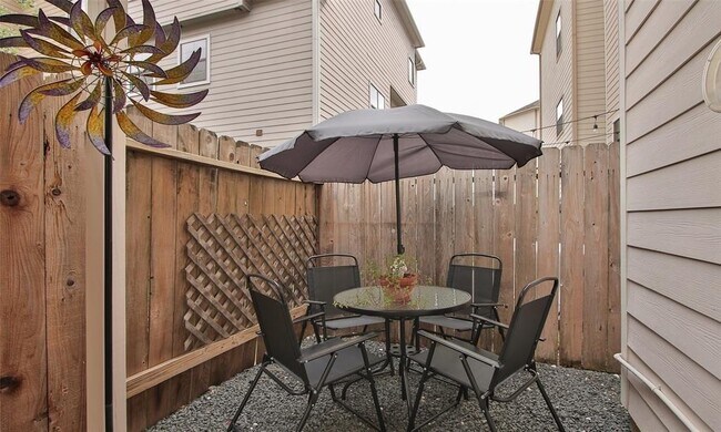 Building Photo - 908 Garden Oaks Terrace