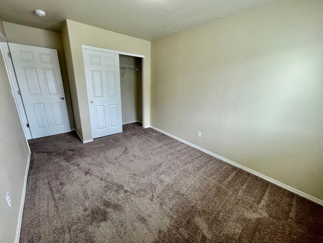 Building Photo - ? Newly Reduced Price & Half-Month Rent Mo...