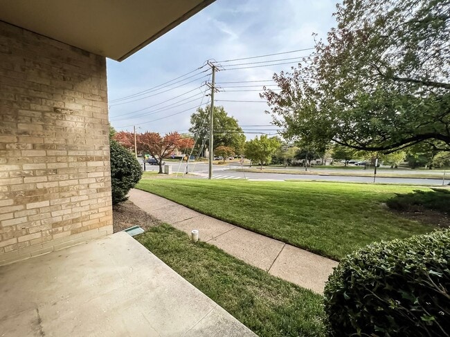 Building Photo - A Gorgeous 1 Bed 1 Bath Unit With Patio In Edsall Bluff - ALL Utilities Included!