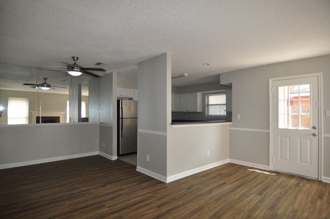 Building Photo - Spacious 4-Bedroom, 2-Bathroom Townhome in Grand Prairie!