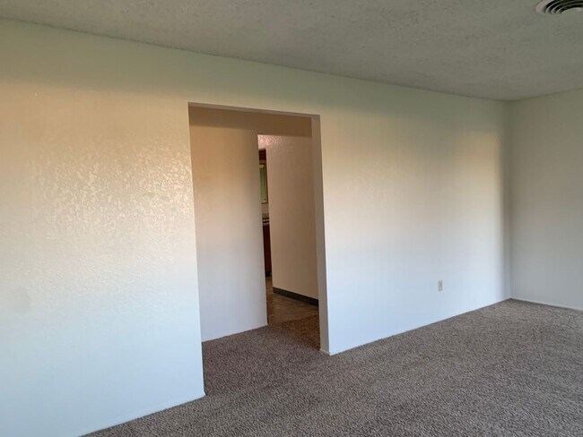 Building Photo - 4 bedroom home in convenient location on Alta Mesa Dr.