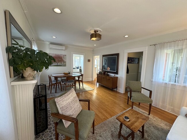 Building Photo - Secluded 2+1 close to Paramount Studios, H...