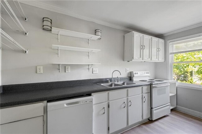 Building Photo - 742 Charles Allen Dr NE