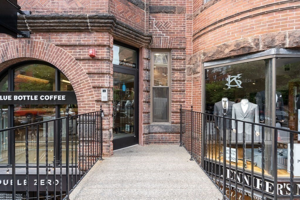 Building Photo - 163 Newbury St