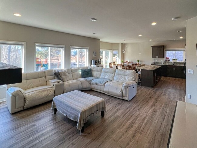 Building Photo - 13788 Grandeur Ave