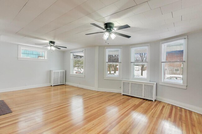 Building Photo - 1638 Oakwood Ave
