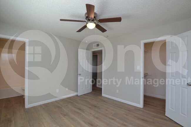 Building Photo - 3107 E Dolphin Ave