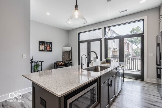 Building Photo - Beautiful townhome located off 16th and College. Pets allowed for an additional $1,000 non refund...