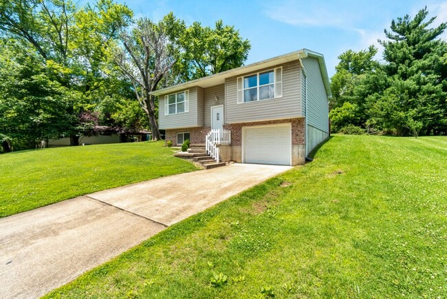 Building Photo - Three Bedroom House Close To Campus