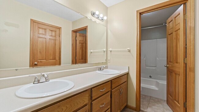 Building Photo - 811 Ivy Creek Cove