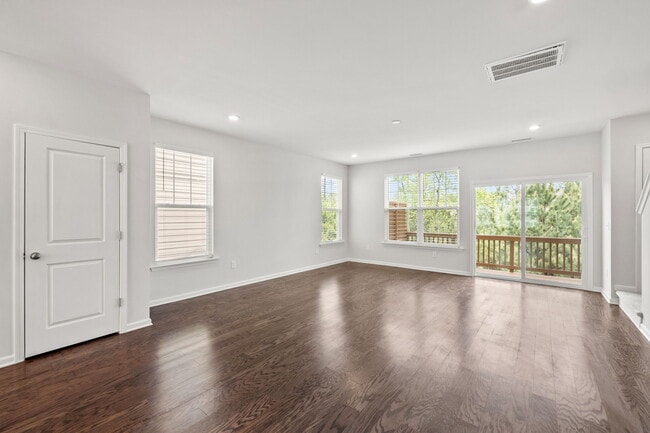 Building Photo - 1039 Commack Dr