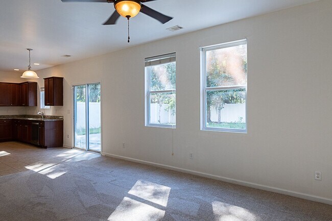 Building Photo - Four Bedroom in Shadow Moss