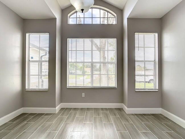 Building Photo - Beautiful 3 Bedroom, 2 Bath POOL Home with 2-Car Garage in the Heart of Hunters Creek!