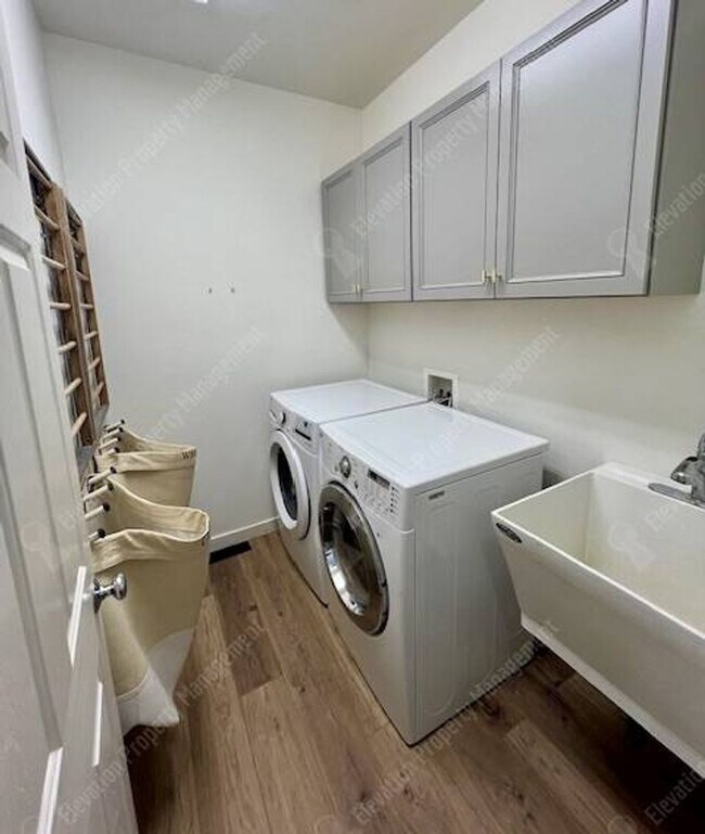 Building Photo - Beautifully updated 3 BR on west side of Bend